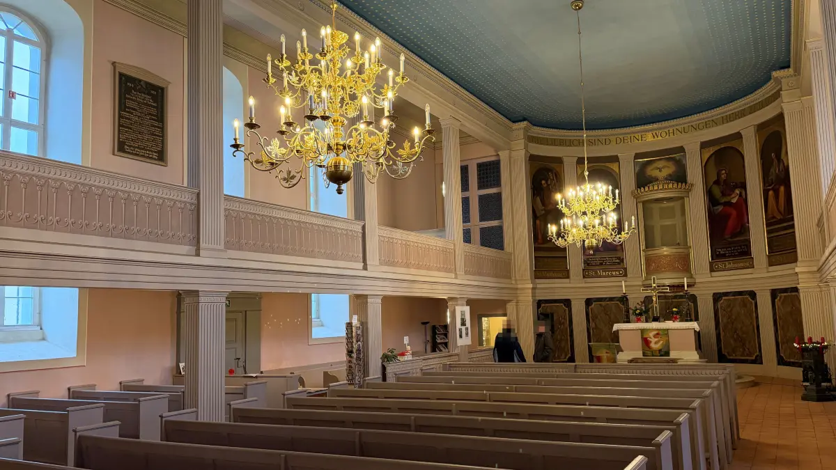 Lesung in der Schinkel-Kirche in Neuhardenberg: Die mit dem Grimme-Preis ausgezeichnete Schauspielerin Caroline Peters liest Geschichten zur Weihnachtszeit.
