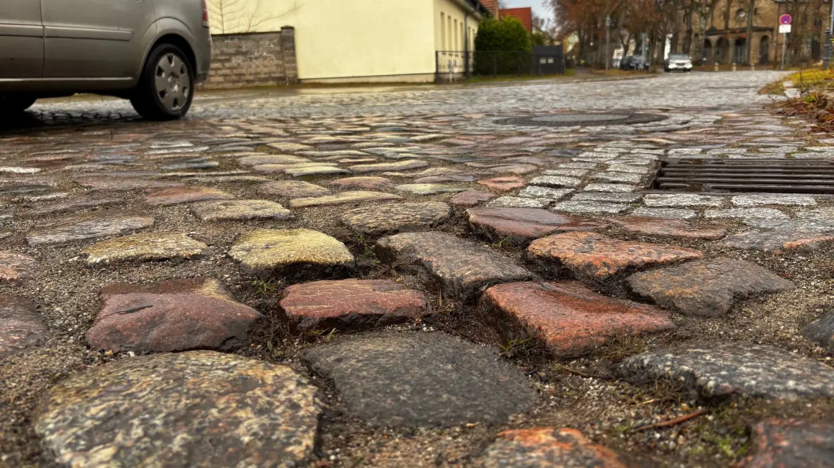 Straßen mit Kopfsteinpflaster - hier die Havelstraße in Birkenwerder - nerven Radfahrer und Autofahrer, weil es kräftig rumpelt, wenn die Steine nicht mehr richtig liegen. Nun gibt es ein neues Verfahren, die Straßen kostengünstig zu glätten.