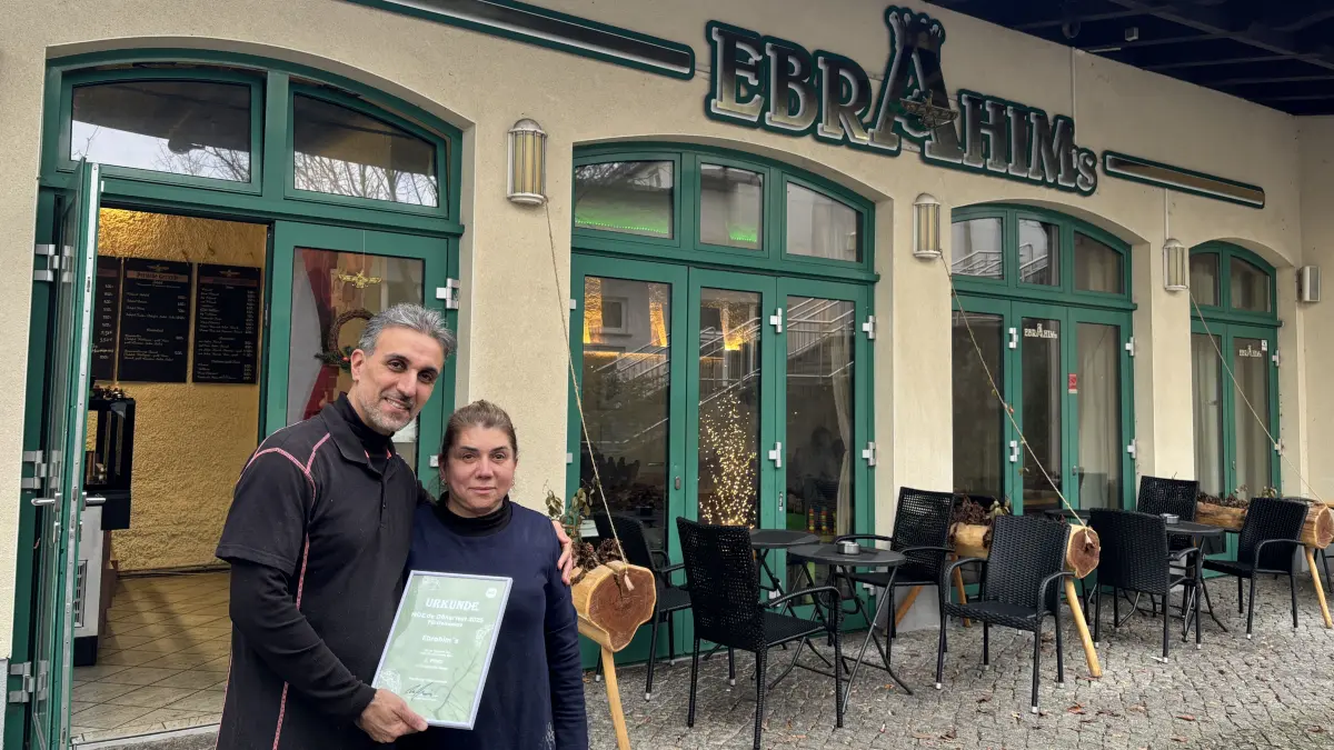 Ebrahim und seine Frau vor ihrem Restaurant in der Gartenstraße: Ihr Döner ist laut MOZ-Abstimmung der beliebteste in Fürstenwalde.