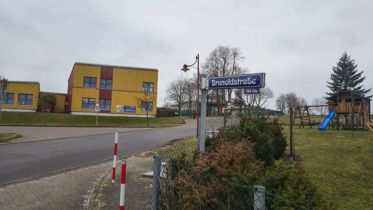 Die Brunoldstraße in Joachimsthal im Dezember 2025. Sie ist eine wichtige Straße zum Bildungscampus. Fahren Autofahrer im Umfeld von Kita, Grundschule und Gymnasium rücksichtsvoll genug?
