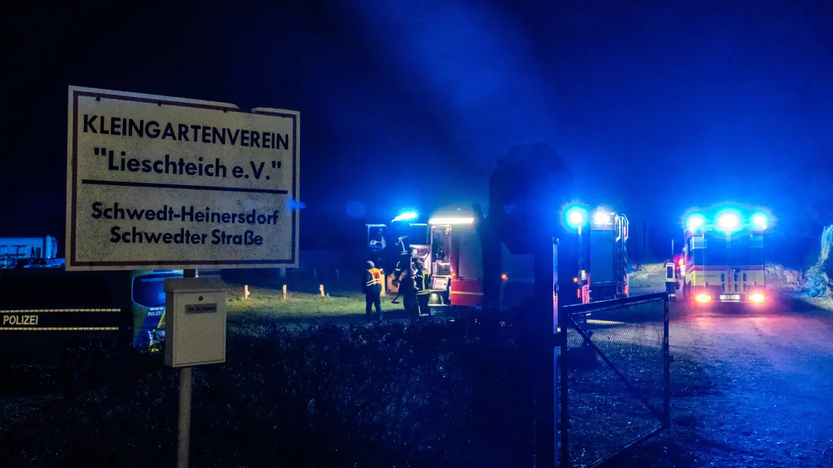 Einsatzkräfte der Polizei, Feuerwehr und des Rettungsdienst eilen am Donnerstagabend in die Kleingartenanlage nach Heinersdorf bei Schwedt. Dort wurde ein schrecklicher Fund gemacht.