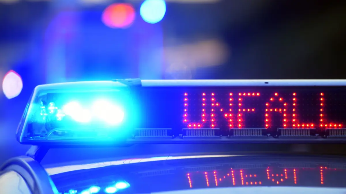 Polizei sichert Unfallstelle: ARCHIV - 11.06.2017, Bayern, Günzburg: Auf einem Polizeifahrzeug warnt auf der Autobahn eine Leuchtschrift vor einer Unfallstelle. (zu dpa: «Getreide-Anhänger kippen um – Sperrung auf B8 in Würzburg») Foto: Stefan Puchner/dpa +++ dpa-Bildfunk +++