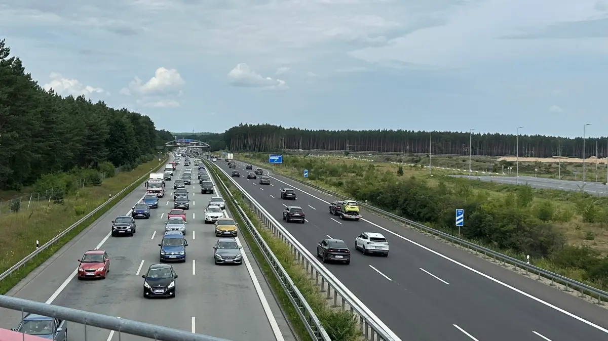 Die A10 bei Tesla: An der Autobahn in Grünheide soll eine zusätzliche Anschlussstelle „Freienbrink Nord“ entstehen - unter anderem als Anschluss zum neuen Bahnhof Fangschleuse. Die Arbeiten laufen bereits (hinten im Bild).