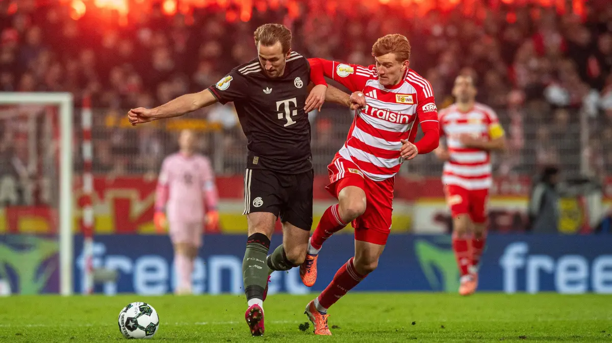 DFB-Pokal (Achtelfinale): 1. FC Union - FC Bayern 2025/26: Fußball, Herren, Saison 2025/2026, DFB-Pokal (Achtelfinale), 1. FC Union Berlin - FC Bayern München, v. l. Harry Kane (Bayern München), Aljoscha Kemlein (1. FC Union Berlin), 03.12.2025, Foto: Sebastian Räppold / Matthias Koch