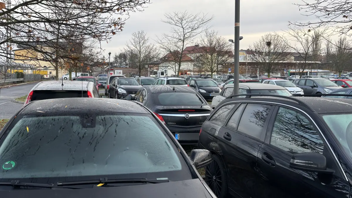 Dicht an dicht stehen die Autos morgens auf dem Park&Ride-Platz am Eberswalder Bahnhof. Wer mit dem Auto kommt und in den Zug umsteigen will, muss meistens einen Zeitpuffer einplanen. Foto vom 12.11.25