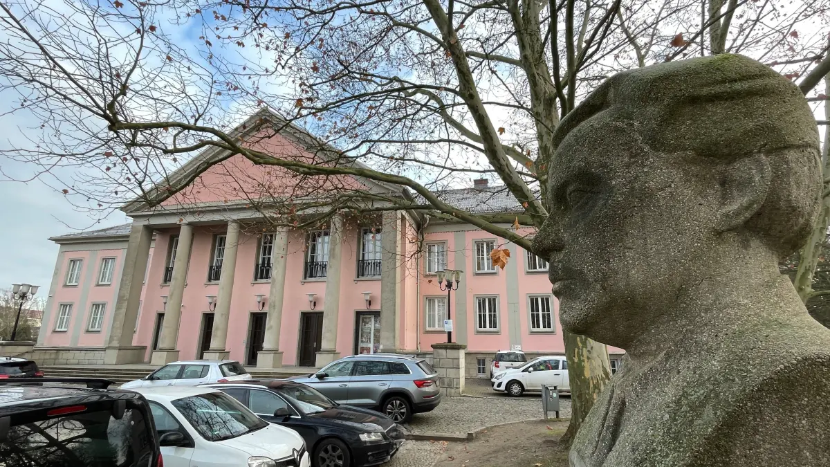 Bleibt es rosa oder wird es gelb? Das Kulturhaus Seelow wird 2026 und 2027 komplett saniert. Fördermittel in Höhe von rund vier Millionen Euro stehen bereit.