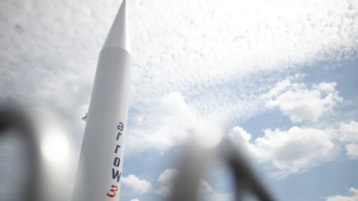 Internationale Luft- und Raumfahrtausstellung 2024: ARCHIV - 06.06.2024, Brandenburg, Schönefeld: Ein Modell einer Rakete des Arrow-3-Luftverteidigungssystems der Unternehmen Israel Aerospace Industries und Boeing steht während der Internationalen Luft- und Raumfahrtausstellung (ILA) auf dem Gelände vom Flughafen Berlin Brandenburg (BER). (zu dpa: «Pistorius: Arrow-System stärkt europäischen Pfeiler der Nato») Foto: Sebastian Gollnow/dpa +++ dpa-Bildfunk +++