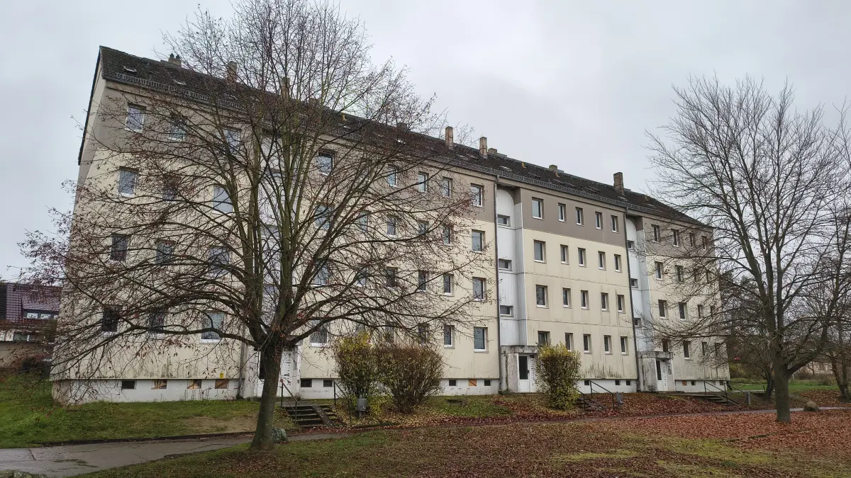 Das Haus Platz der Einheit 5 bis 7 in Oderberg im November 2025. Leerstand ist seit langem ein Problem. Hinzu kommt ein großer Schaden durch Vandalismus, der rund um den letzten Jahreswechsel entstand.