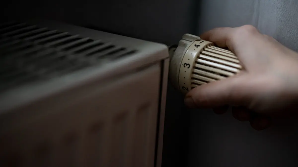 Teures Heizen: ARCHIV - 15.01.2025, Berlin: Eine Person dreht am Thermostat einer Heizung. Die Heizkosten sind laut einer DIW-Studie im vergangenen Jahr gestiegen. (zu dpa: «Heizen ist teurer geworden - mal wieder») Foto: Fabian Sommer/dpa +++ dpa-Bildfunk +++