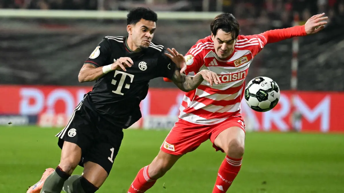 1. FC Union Berlin - FC Bayern München: 03.12.2025, Berlin: Fußball: DFB-Pokal, 1. FC Union Berlin - FC Bayern München, Achtelfinale, An der Alten Försterei, Luis Díaz (l, Bayern München) gegen Livan Burcu (1. FC Union Berlin). Foto: Soeren Stache/dpa - WICHTIGER HINWEIS: Gemäß den Vorgaben der DFL Deutsche Fußball Liga bzw. des DFB Deutscher Fußball-Bund ist es untersagt, in dem Stadion und/oder vom Spiel angefertigte Fotoaufnahmen in Form von Sequenzbildern und/oder videoähnlichen Fotostrecken zu verwerten bzw. verwerten zu lassen. +++ dpa-Bildfunk +++