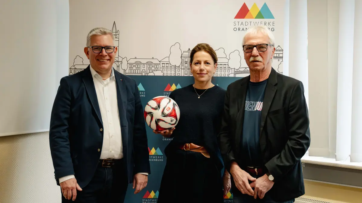 Hallenfußball Oberhavel-Masters beim Oranienburger FC Eintracht, Auslosung fürs Turnier am 10. Januar 2026 mit Peter Grabowsky, Geschäftsführer der Stadtwerke Oranienburg, Elke Beune (ORAFOL Europe GmbH, Director Global Corporate Communications, Brand & Public Affairs) und Wolfgang Kettner (Präsident OFC) - von links