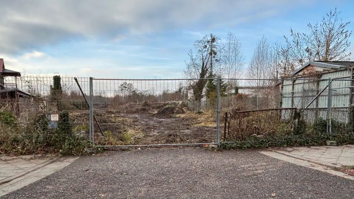 Blick auf eine "enorm wichtige Potenzialfläche" in Neuruppin, so Baudezernent von Neuruppin, Jan Juraschek. Die Stadt verkauft jetzt das Gelände mit seinen rund 6900 Quadratmeter Bauland.