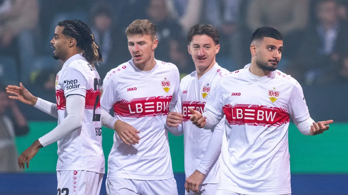 VfL Bochum - VfB Stuttgart: 03.12.2025, Nordrhein-Westfalen, Bochum: Fußball: DFB-Pokal, VfL Bochum - VfB Stuttgart, Achtelfinale, Vonovia Ruhrstadion: Lorenz Assignon (VfB Stuttgart) (l-r), Finn Jeltsch (VfB Stuttgart), Angelo Stiller (VfB Stuttgart) und Torschütze Deniz Undav (VfB Stuttgart) jubeln nach dem Tor zum 0:2. Foto: David Inderlied/dpa - WICHTIGER HINWEIS: Gemäß den Vorgaben der DFL Deutsche Fußball Liga bzw. des DFB Deutscher Fußball-Bund ist es untersagt, in dem Stadion und/oder vom Spiel angefertigte Fotoaufnahmen in Form von Sequenzbildern und/oder videoähnlichen Fotostrecken zu verwerten bzw. verwerten zu lassen. +++ dpa-Bildfunk +++