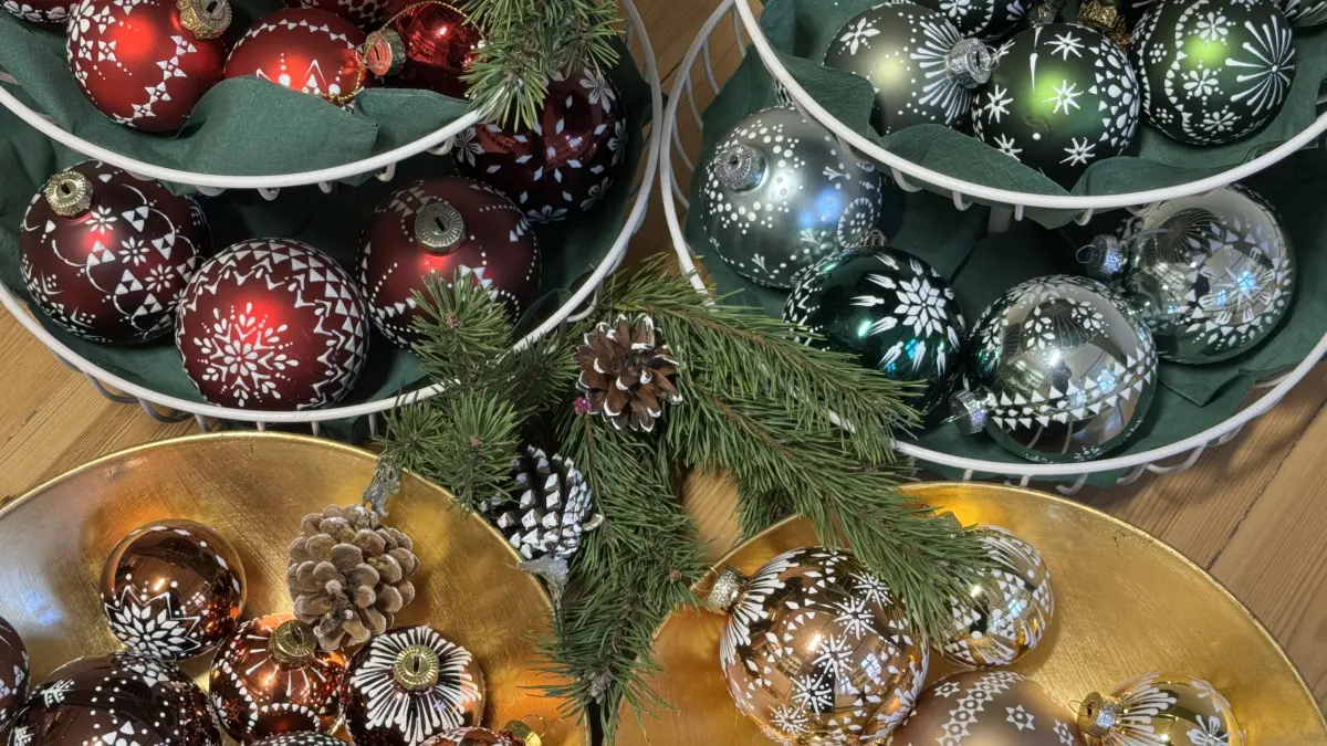 Baumkugeln : Besondere Hingucker: In sorbischer Tradition verzierte Weihnachtsbaumkugeln können in Müllrose gekauft und selbst gestaltet werden.