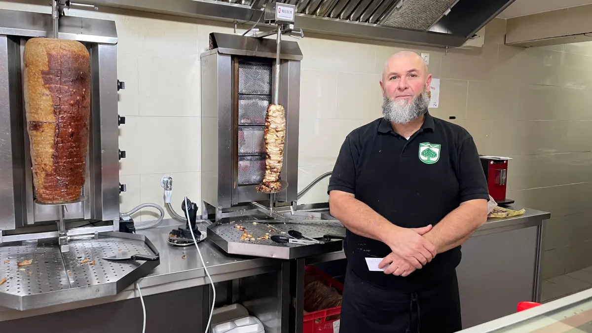 Tuncay Korkmaz, Inhaber von Snow Döner in Werneuchen, leidet unter der langen Baustellzeit Berliner Allee, 50% Umsatzeinbuße