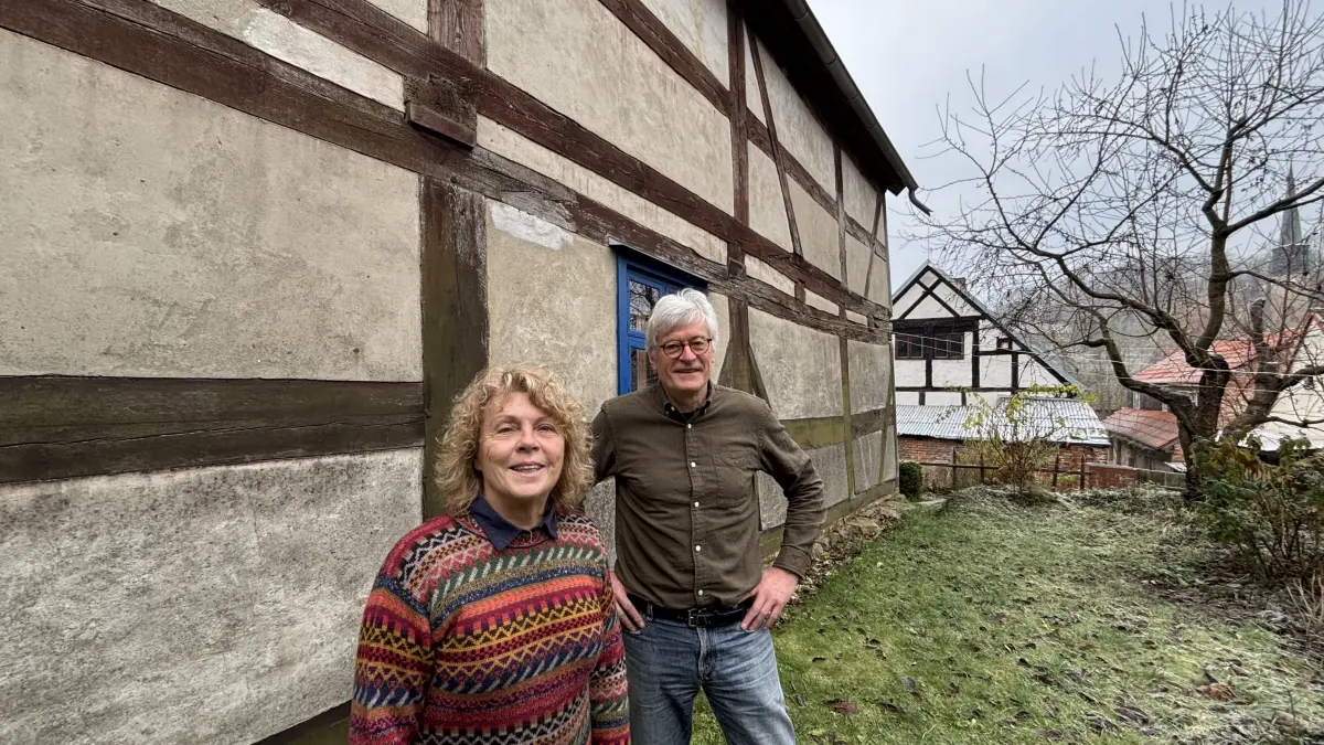 Christina und Michael Niedermeier haben das sogenannte Marowskihaus in Oderberg vor dem Abriss gerettet und in jahrelanger Arbeit saniert.