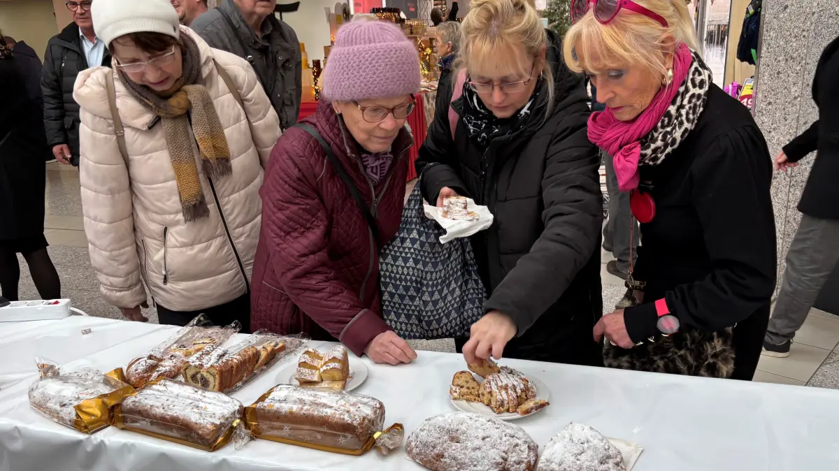 Stollen gehört zu Weihnachten wie Tannenbaum und Kerzen. Doch welcher schmeckt am besten? Im Oder-Center Schwedt unterzogen Handwerksbäcker der Uckermark ihre Kreationen einer Qualitätsprüfung. Auch Kunden konnten kosten.