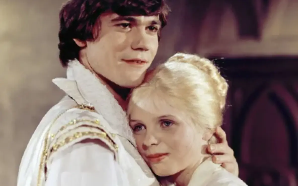 Rapunzel oder der Zauber der Tränen: Ein beliebter Märchenfilm aus der DDR. Wann kommt die Produktion der Defa im TV? Wo sind die Drehorte des Films aus 1988? MDR FERNSEHEN RAPUNZEL ODER DER ZAUBER DER TRÄNEN, am Sonntag (12.12.21) um 11:40 Uhr.Sylvia Wolf als Rapunzel (r.), Dirk Schödon als Prinz.© MDR/RBB/DRA/Jörg Erkens, honorarfrei - Verwendung gemäß der AGB im engen inhaltlichen, redaktionellen Zusammenhang mit genannter MDR-Sendung bei Nennung "Bild: MDR/RBB/DRA/Jörg Erkens" (S4). MDR/HA Kommunikation, 04360 Leipzig, Tel: (0341) 300 6477 oder - 6463