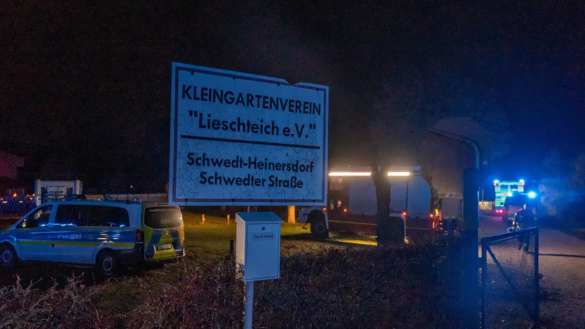 Blaulicht: Schwedt, 03.12.2025: Einsatzkräfte der Polizei, Feuerwehr und des Rettungsdienst eilen in die Kleingartenanlage nach Heinersdorf bei Schwedt. Dort wurden zwei leblose Personen aufgefunden.