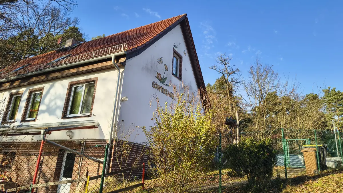Die Kita Löwenzahn in Eichhorst liegt an einem Hang. Eine Schieflage gibt es aufgrund vieler baulicher Mängel.