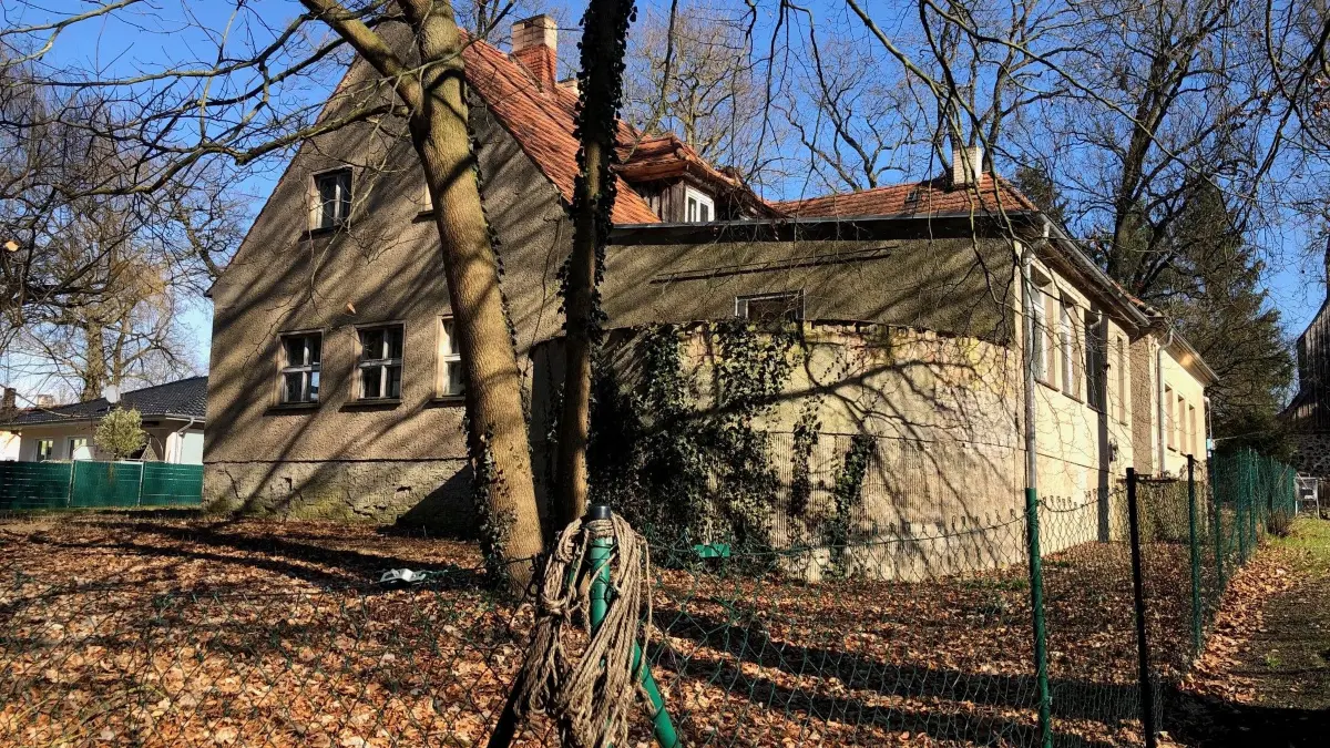 Blick auf die ehemalige Kita Gnewikow bei Neuruppin. Sie liegt am Ruppiner See und soll jetzt verkauft werden. Es ist der zweite Versuch.