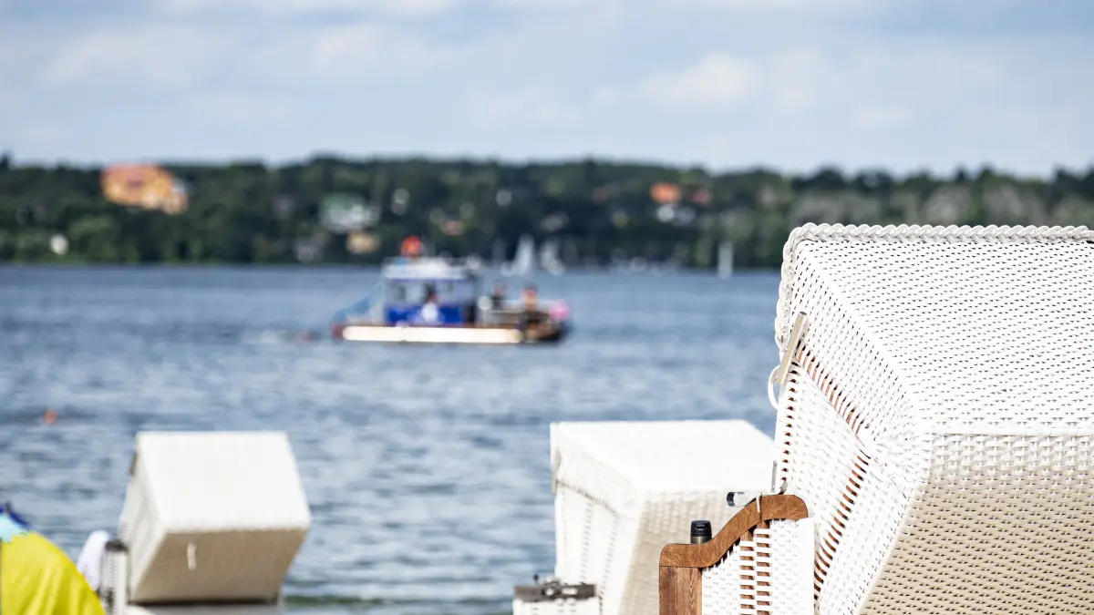 Strandkörbe in einem Strandbad. In einer der Einrichtungen in Oder-Spree musste die Polizei wegen eines möglichen sexuellen Missbrauchs einschreiten. Der Fall wurde jetzt am Amtsgericht Fürstenwalde verhandelt.