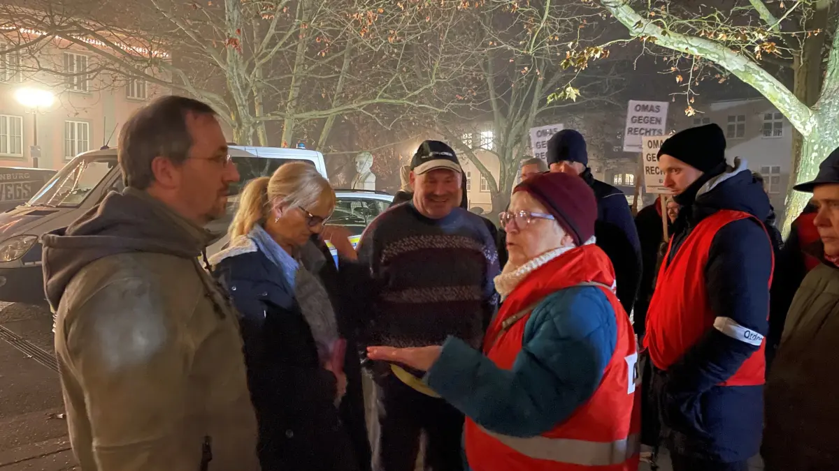 Bürgerdialog vor dem Kulturhaus Seelow: Im Vorfeld einer AfD-Veranstaltung hatte sich zahlreiche Bürger dort eingefunden, um gegen die AfD zu protestieren. Die Teilnehmer wie Doris Richter diskutierten auch mit dem Seelower Filmemacher Mario Nieswandt (l.).