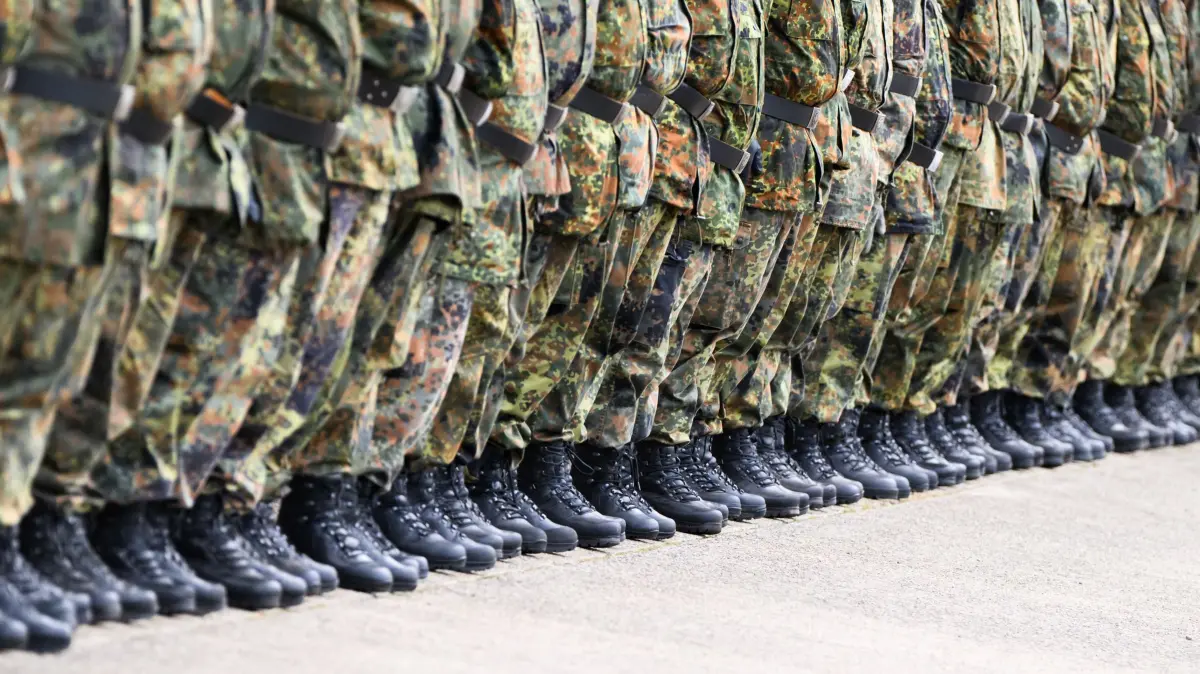 Wehrdienst - Symbolbild: ARCHIV - 25.09.2025, Niedersachsen, Hannover: Soldaten stehen in der Hauptfeldwebel-Lagenstein-Kaserne beim feierlichen Appell zur Übergabe des Landeskommandos Niedersachsen von Oberst Waldau an Oberst i.G. Wachter. (zu dpa: «Bundestag entscheidet über neuen Wehrdienst») Foto: Julian Stratenschulte/dpa +++ dpa-Bildfunk +++
