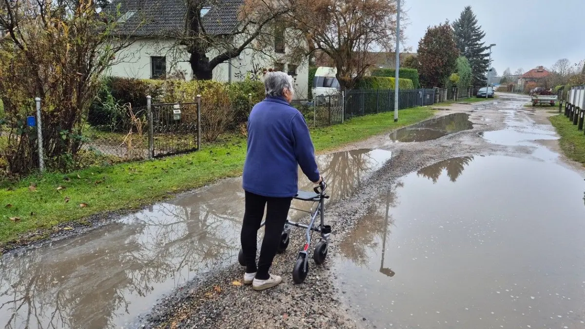 Sandstraßen in Schöneiche - gerade für ältere Menschen stellen die vielen Schlaglöcher ein Problem dar. Wie hier in der Herzfelder Straße können sie die Straße kaum passieren.
