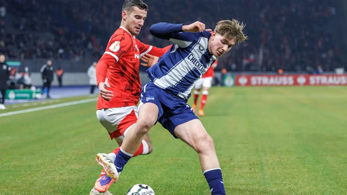 Fußball: DFB-Pokal, Hertha BSC - 1. FC Kaiserslautern, Achtelfinale, Olympiastadion. Kennet Eichhorn (r, Hertha BSC) kämpft gegen Ivan Prtajin (1. FC Kaiserslautern) um den Ball. +++ dpa-Bildfunk +++