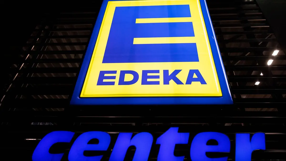 Edeka: ARCHIV - 16.02.2024, Nordrhein-Westfalen, Köln: Ein Logo weist auf ein Einkaufcenter des Lebensmittelhändlers Edeka hin. (zu dpa: «Beschäftigte in Edeka-Lager im Norden bekommen mehr Geld») Foto: Thomas Banneyer/dpa +++ dpa-Bildfunk +++