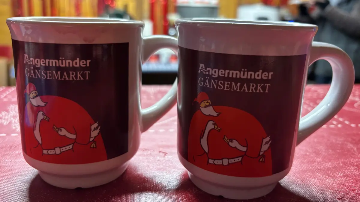 Heißer Glühwein ist auch auf dem Gänsemarkt Angermünde der Renner. Er wird umweltfreundlich gegen Pfand in Keramikbechern mit Gänsemarktmotiv serviert statt in Wegwerfgeschirr.