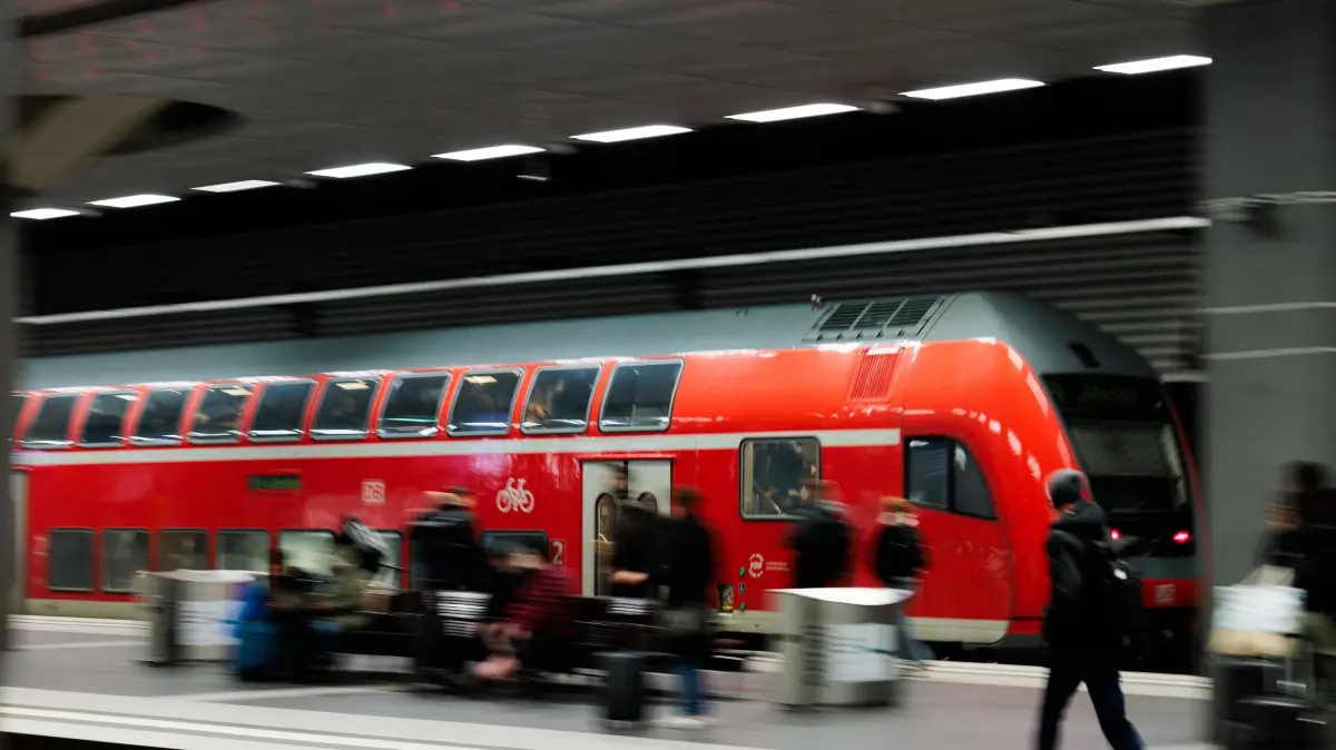 Ein Regionalzug der Deutschen Bahn fährt am Morgen in den Berliner Hauptbahnhof ein. Heute findet in Berlin die Bilanz-Pressekonferenz der Deutschen Bahn AG statt. (zu dpa: «Rechte Rheinstrecke: Vorbereitungen für Sanierung starten») +++ dpa-Bildfunk +++