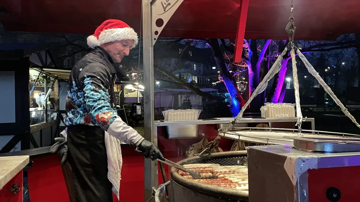 Beim Lichterfest in Erkner gibt es auch vegetarische Bratwurst. Henry grillt aber auch gewöhnliche Bratwürste.