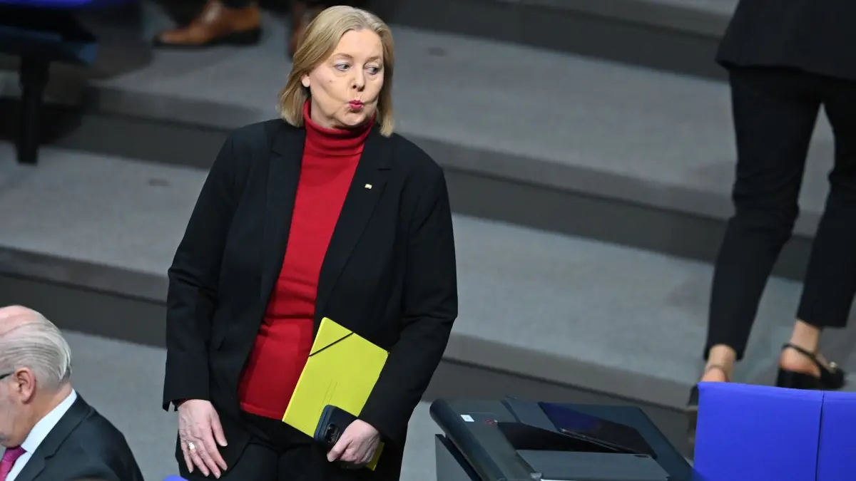Bundestag: 05.12.2025, Berlin: Bärbel Bas (SPD), Bundesministerin für Arbeit und Soziales, während der 48. Plenarsitzung der 21. Legislaturperiode im Deutschen Bundestag. Hauptthemen der heutigen Sitzung sind unter anderem der Gesetzesentwurf zur Modernisierung des Wehrdienstes und das Rentenpaket. Foto: Elisa Schu/dpa +++ dpa-Bildfunk +++