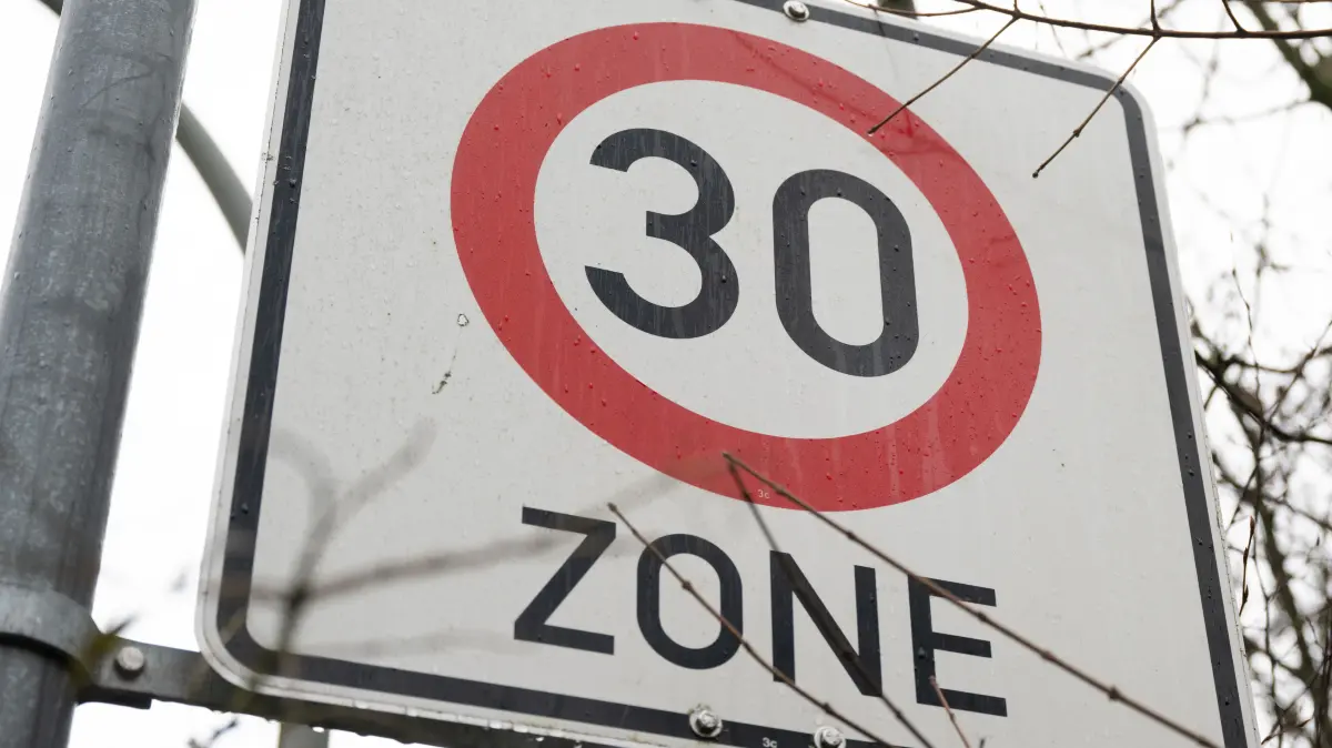Ein Verkehrsschild mit der Aufschrift 30 Zone, weist auf eine Tempo 30 Zone hin. Der Gemeinderat von Stuttgart entscheidet am 03.02.2022 über eine Initiative für mehr Tempo 30 in der Stadt. +++ dpa-Bildfunk +++