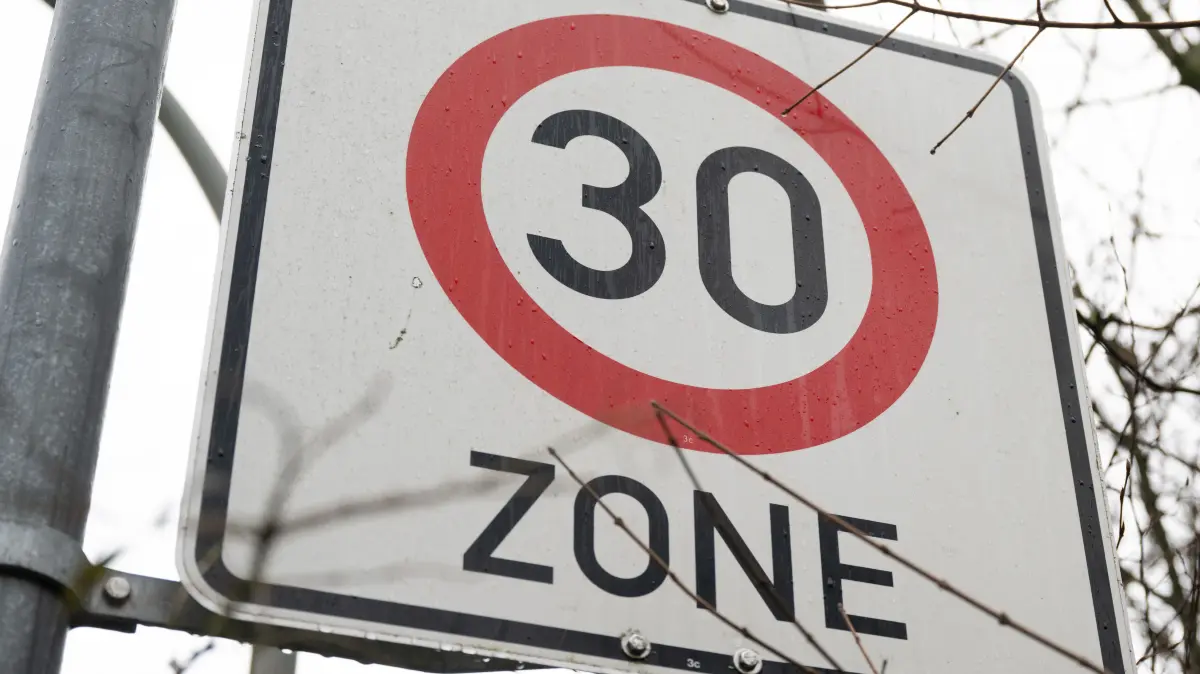 Ein Verkehrsschild mit der Aufschrift 30 Zone, weist auf eine Tempo 30 Zone hin. Der Gemeinderat von Stuttgart entscheidet am 03.02.2022 über eine Initiative für mehr Tempo 30 in der Stadt. +++ dpa-Bildfunk +++