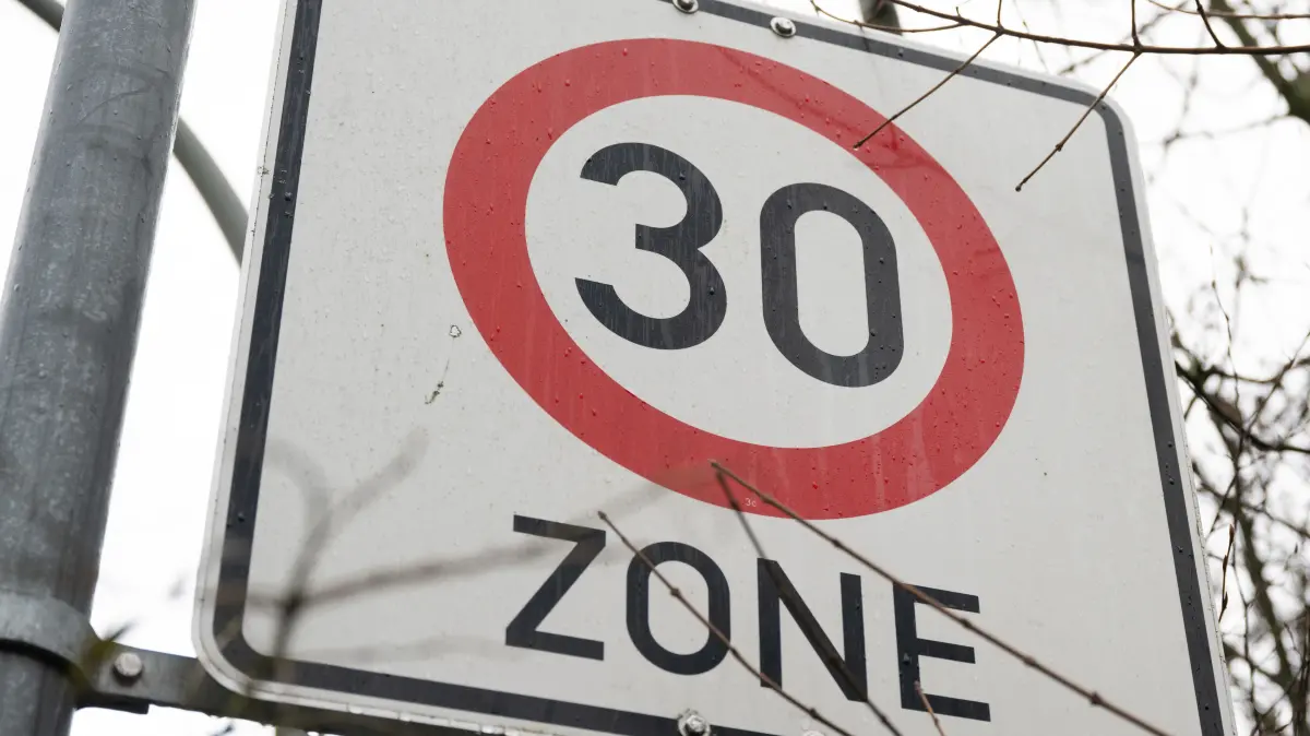 Ein Verkehrsschild mit der Aufschrift 30 Zone, weist auf eine Tempo 30 Zone hin. Der Gemeinderat von Stuttgart entscheidet am 03.02.2022 über eine Initiative für mehr Tempo 30 in der Stadt. +++ dpa-Bildfunk +++