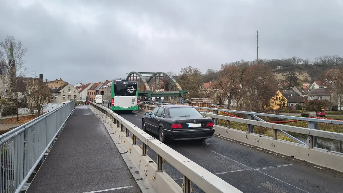 Fahrzeuge auf der einspurigen Behelfsbrücke in Oderberg. Dieses Bild aus dem November 2025 wird es auch noch eine ganze Weile im neuen Jahr geben.