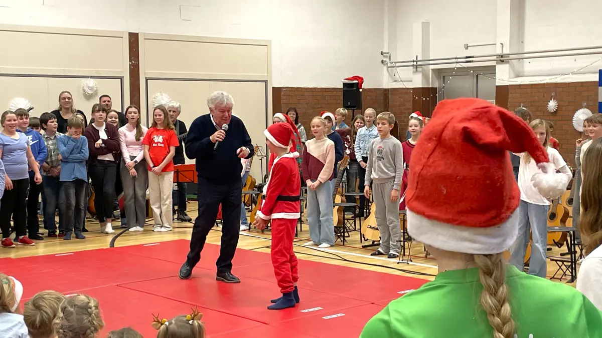 Rolf Zuckowski feiert mit Kindern, Eltern und Lehrern die Sanierung seiner Schule in Lindenberg / Tauche.