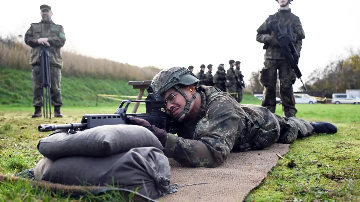 Medientag zur Basisausbildung bei der Bundeswehr: PRODUKTION - 13.11.2025, Nordrhein-Westfalen, Ahlen: Rekruten bei der Gefechtsausbildung im Rahmen eines Medientages zur Basisausbildung bei der Bundeswehr im Aufklärungsbataillon 7. Politiker von Union und SPD haben sich für den neuen Wehrdienst auf eine flächendeckende Musterung geeinigt. (zu dpa: «Bundestag entscheidet: So soll der neue Wehrdienst starten») Foto: Federico Gambarini/dpa +++ dpa-Bildfunk +++