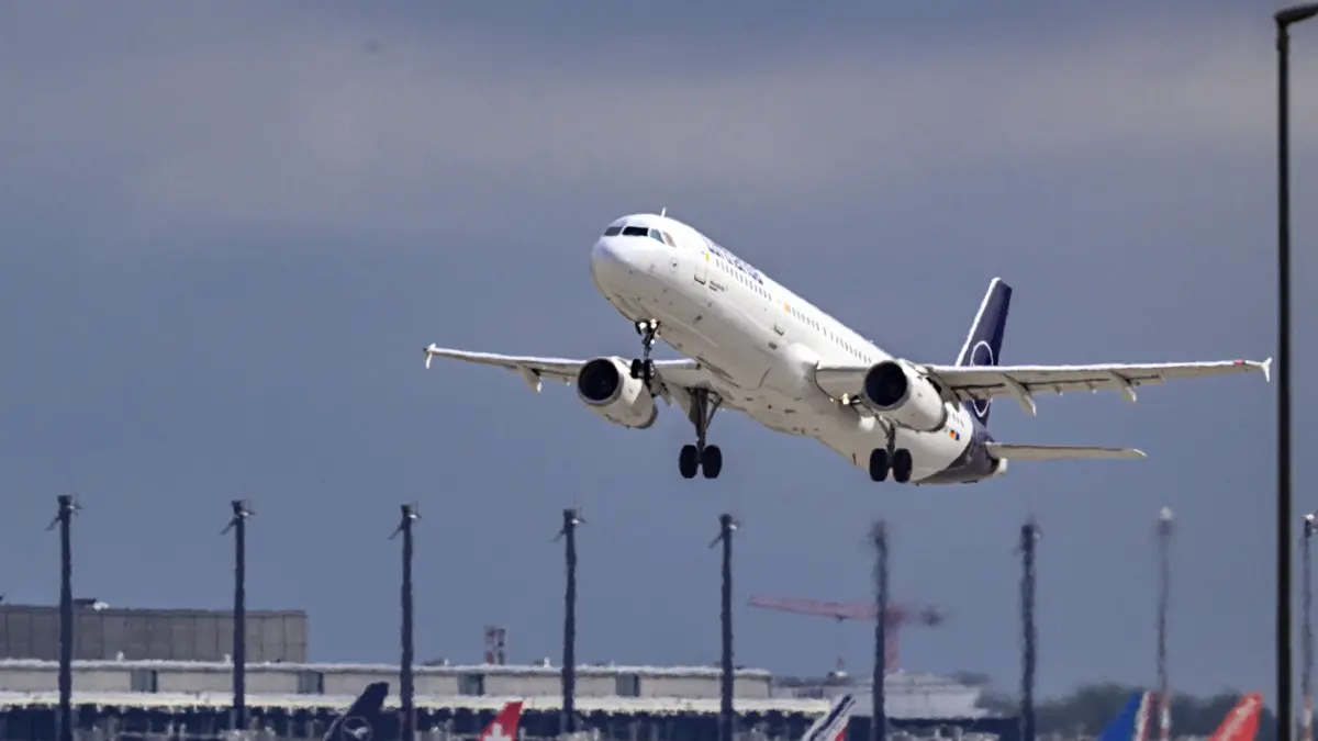 Ein Airbus der Fluggesellschaft Lufthansa mit Flugziel Frankfurt hebt vom FLughafen «Willy Brandt» Berlin Brandenburg (BER) ab. In Berlin und Brandenburg haben die Sommerferien 2025 begonnen. +++ dpa-Bildfunk +++