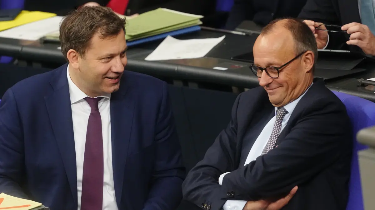 Bundestag - Rentenpaket: 05.12.2025, Berlin: Lars Klingbeil (SPD, l), Bundesminister der Finanzen, spricht mit Bundeskanzler Friedrich Merz (CDU) während der Sitzung des Bundestags. Thema ist die Rentenreform. (zu dpa: «Rentengesetz mit «Kanzlermehrheit» beschlossen») Foto: Kay Nietfeld/dpa +++ dpa-Bildfunk +++