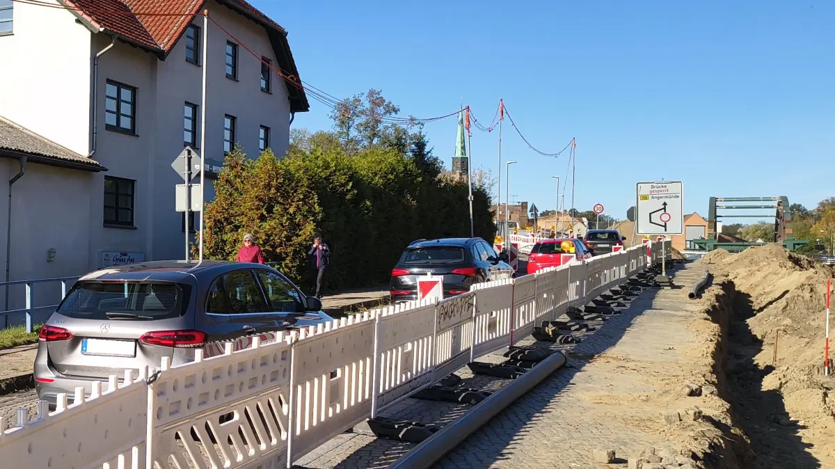 Fahrzeuge auf der einspurigen Behelfsbrücke in Oderberg. Dieses Bild aus dem Oktober 2025 wird es auch noch eine ganze Weile im neuen Jahr geben.
