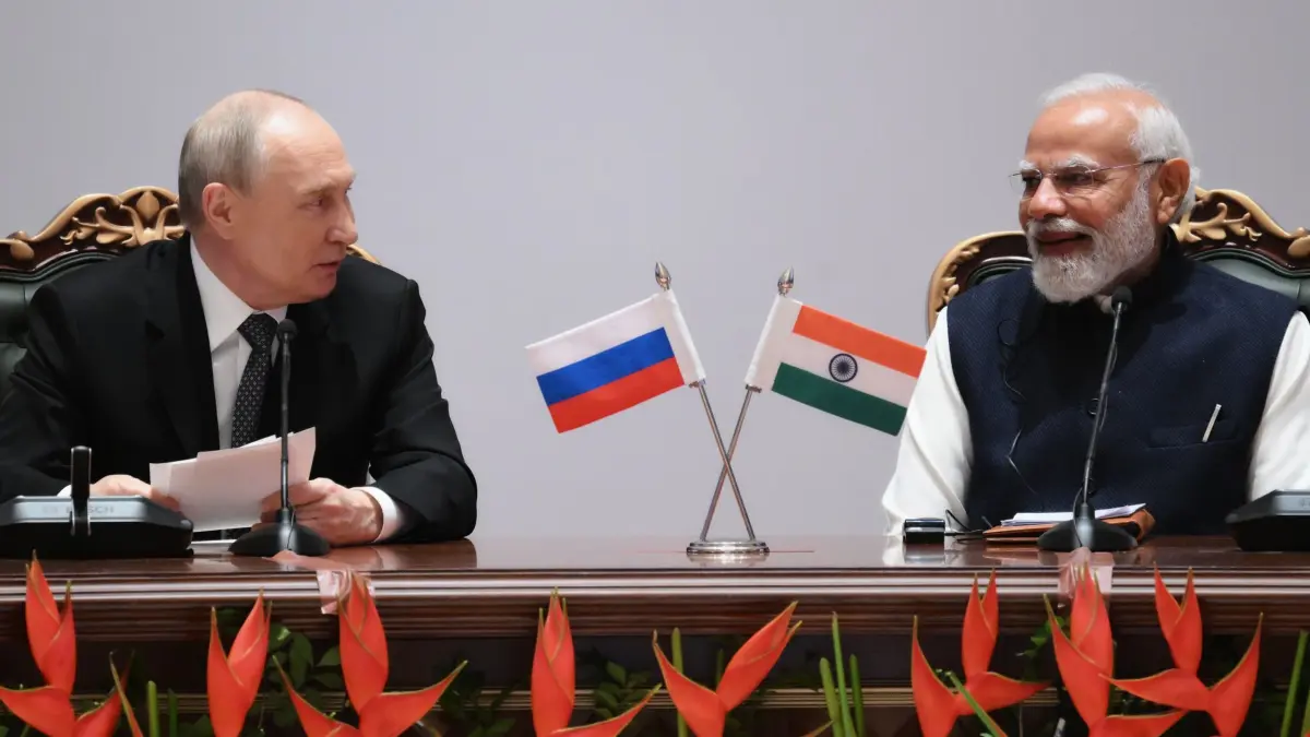 Putin zu Staatsbesuch in Indien: 04.12.2025, Indien, Neu Delhi: Auf diesem von der staatlichen russischen Nachrichtenagentur Sputnik via AP veröffentlichten Foto nahmen der indische Premierminister Narendra Modi (r) und der russische Präsident Wladimir Putin an einer Plenarsitzung des indisch-russischen Handelsforums teil. Foto: Grigory Sysoyev/Pool Sputnik Kremlin/AP/dpa - ACHTUNG: Nur zur redaktionellen Verwendung und nur mit vollständiger Nennung des vorstehenden Credits +++ dpa-Bildfunk +++