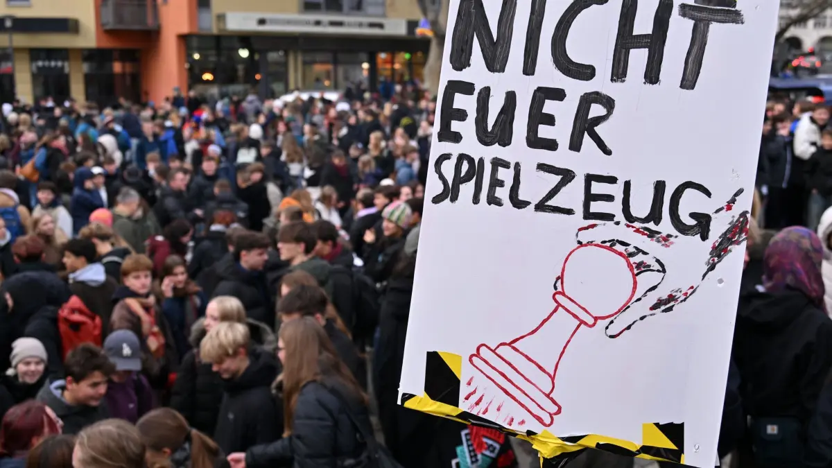 Bundesweiter Schulstreik gegen Wehrpflicht: 05.12.2025, Thüringen, Jena: Jugendliche nehmen am Jenaer Holzmarkt mit Plakaten und Transparenten an einem landesweiten Schulstreik gegen den neuen Wehrdienst in Deutschland teil. Foto: Martin Schutt/dpa +++ dpa-Bildfunk +++