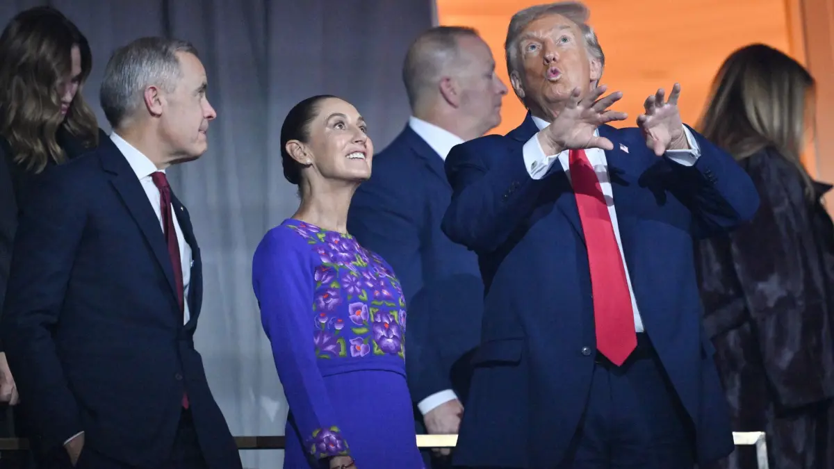 Fußball-WM 2026 - Auslosung Vorrunde: 05.12.2025, USA, Washington: Fußball: WM, Auslosung der Vorrunde im John F. Kennedy Center for the Performing Arts. Der US-Präsident Donald Trump spricht mit dem kanadischen Premierminister Mark Carney und der mexikanischen Präsidentin Claudia Sheinbaum nach der Auslosung. Die FIFA Fußball-WM findet vom 11. Juni bis 19. Juli 2026 in den USA, Mexiko und Kanada statt. Foto: Mandel Ngan/POOL AFP/AP/dpa +++ dpa-Bildfunk +++