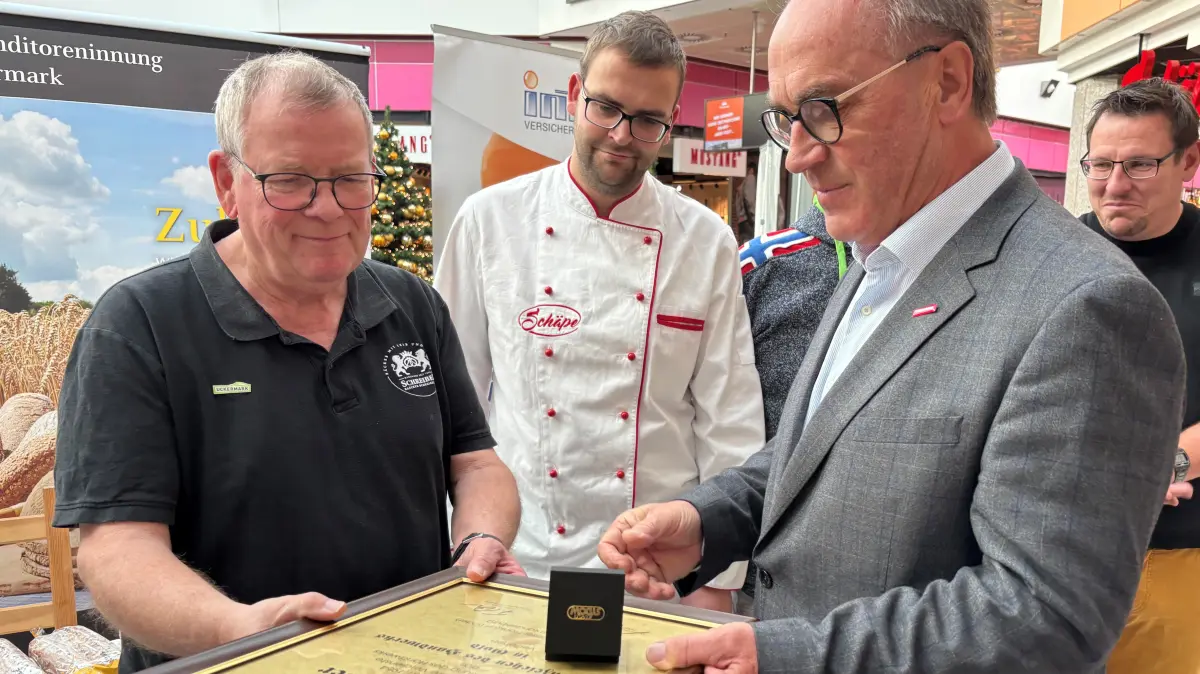 Ehrung für Bäckermeister Klaus Schreiber (l.) aus Angermünde: Siegfried Schön von der Handwerkskammer Ost-Brandenburg (r.) überreicht ihm die Goldene Ehrennadel des Handwerks mit Urkunde, eine besondere Auszeichnung für langjährige besondere Verdienste um das Handwerk. Sie wird sehr selten verliehen.
