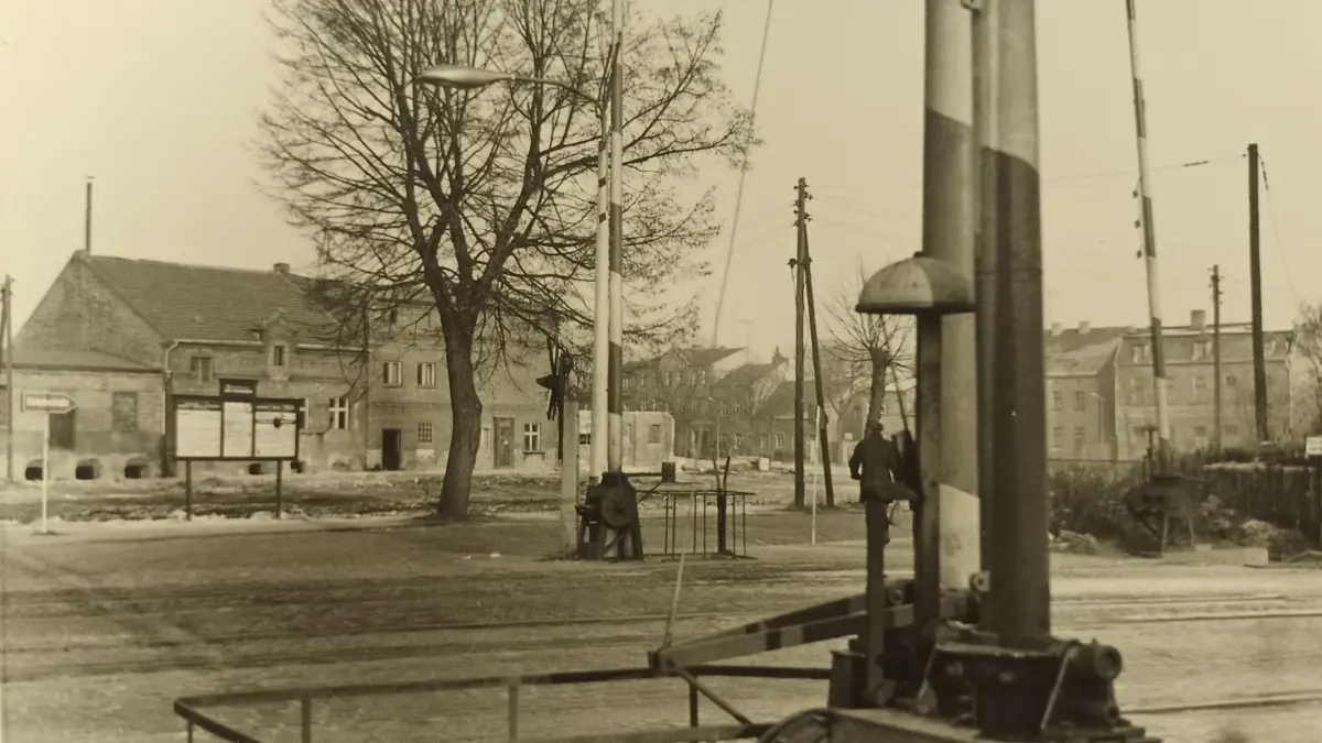 Im Winter ein Ärgernis für die Menschen in Fürstenwalde: Der Bahnübergang in der Eisenbahnstraße, hier auf einem Foto vom 15. Dezember 1968. 2001 wurde er geschlossen.