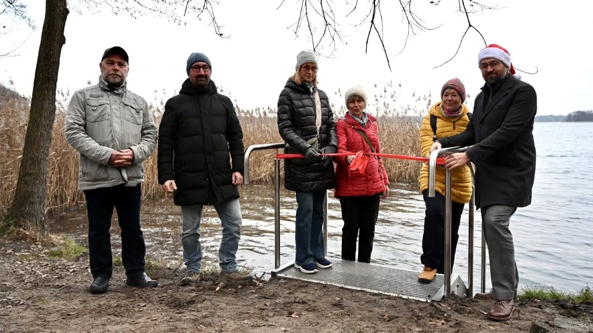 Eröffnungsfeier an der Seespitze mit Jürgen Hintze (Ortsvorsteher Wandlitz), Andreas Kinski (Ortsvorsteher Stolzenhagen), Susanne Haspel, Ingrid Schröder und Viola Seifert von der Wandlitzer Ganzjahresbadegruppe sowie Bürgermeister Oliver Borchert (v.l.n.r.).